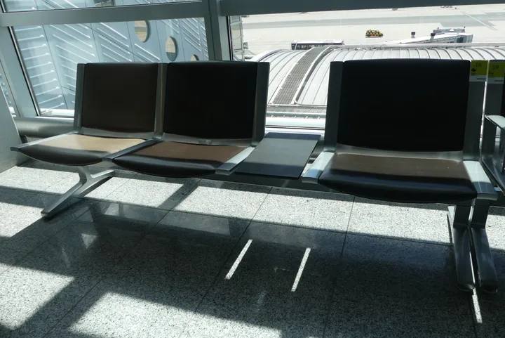 Kusch&Co Flughafenbank, 3 Sitzplätze Umfang: 1x 3er-Bank